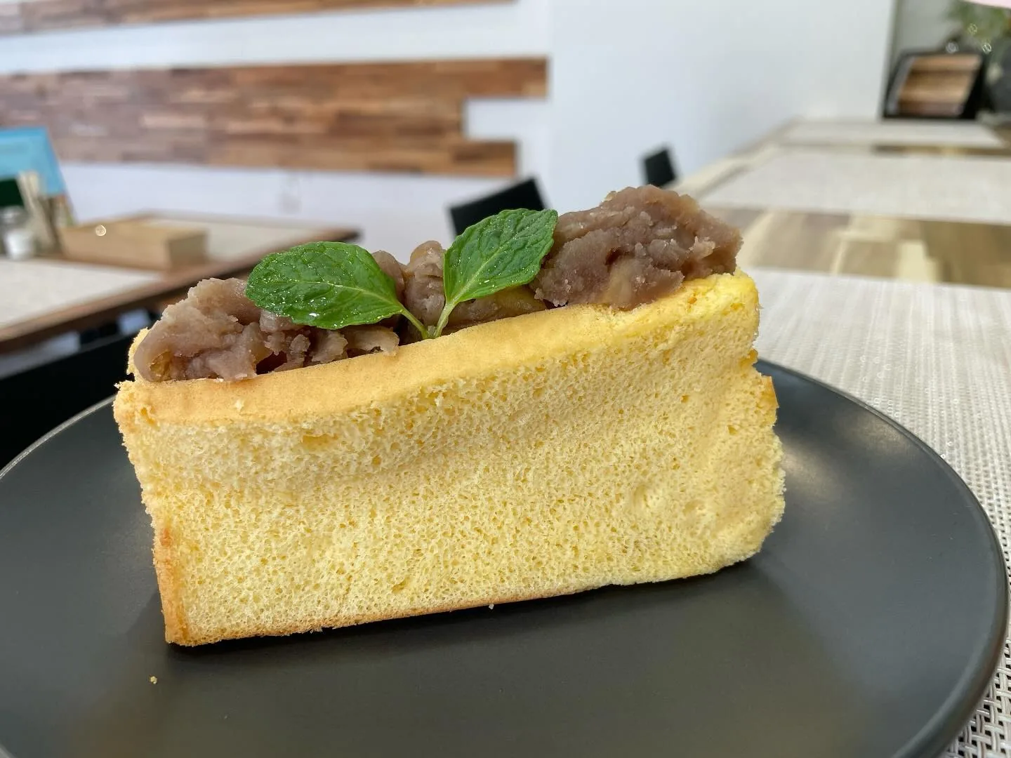 青い皿に盛られたケーキ